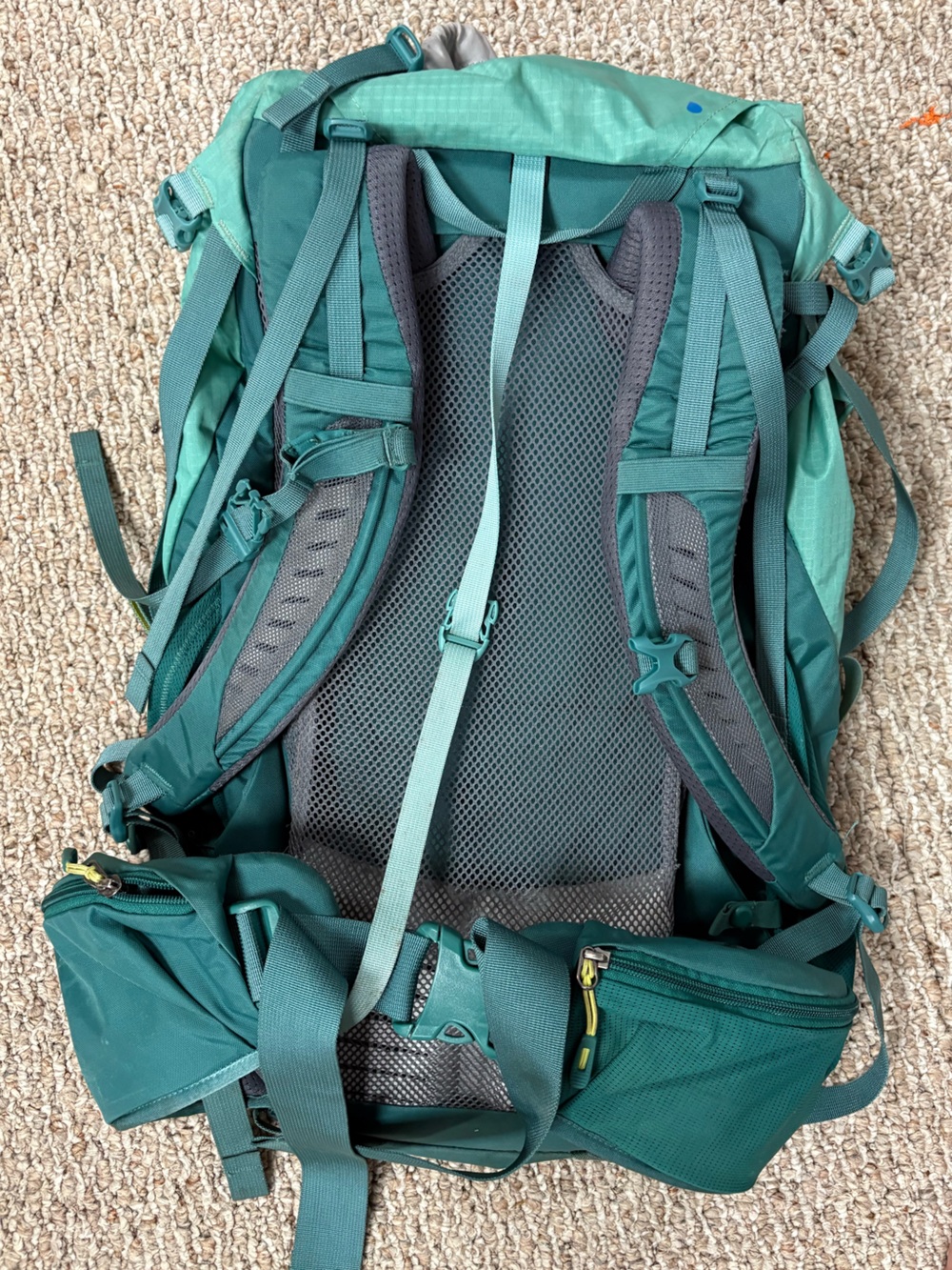 REI Co-op Traverse35 Women’s Medium Light Teal and Gray Hiking Backpack - Picture 3 of 13